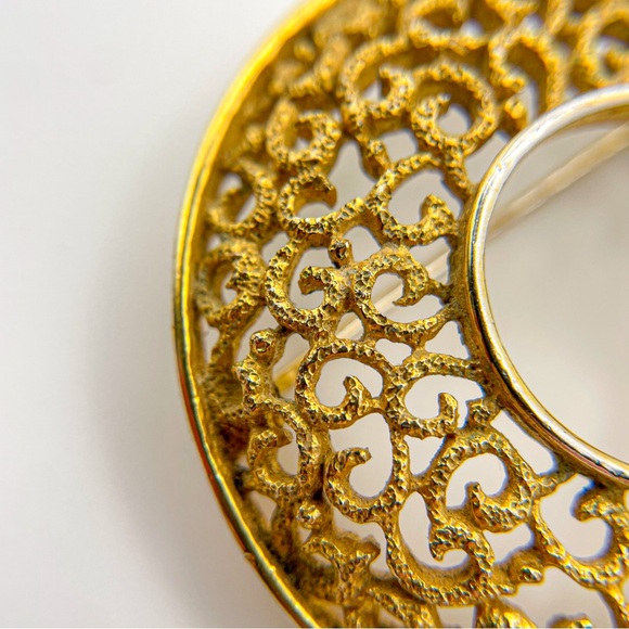 Vintage Crown Trifari Gold Tone Open Circle Filigree Textured Pin/Brooch - Picture 3 of 6